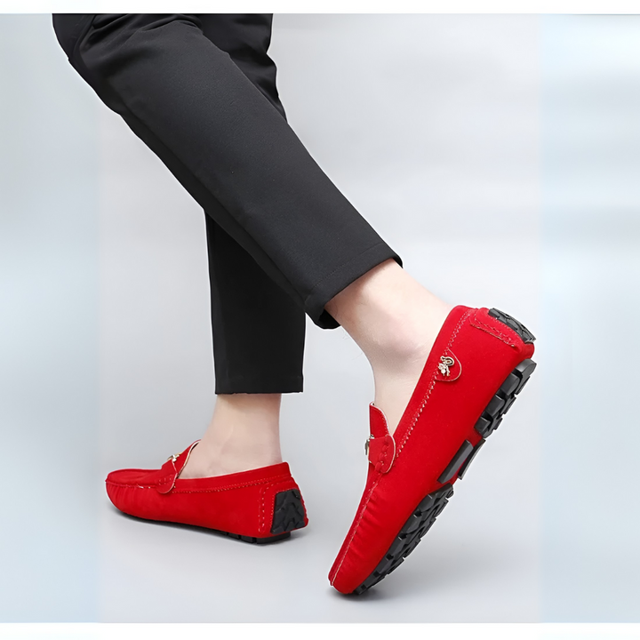 Męskie zamszowe mokasyny wsuwane, idealne do eleganckich i casualowych stylizacji. Komfortowe obuwie na co dzień.