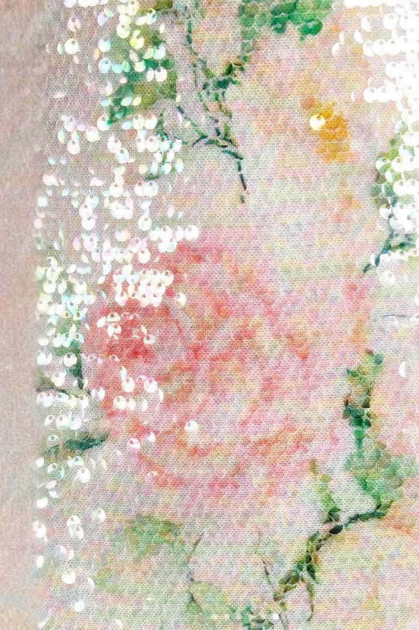 Kobieca satynowa mini sukienka wieczorowa z cekinami i floralnym motywem. Idealna na imprezę lub randkę.