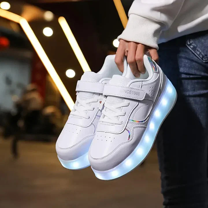 Dziecięce buty na rolkach z podświetleniem LED, białym kolorem i chowanymi kółkami. Idealne do zabawy.