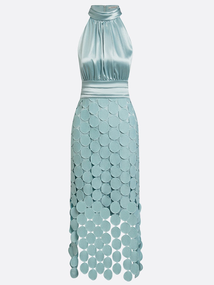 Sukienka midi halter na eleganckie uroczystości, z modnym krojem podkreślającym sylwetkę.