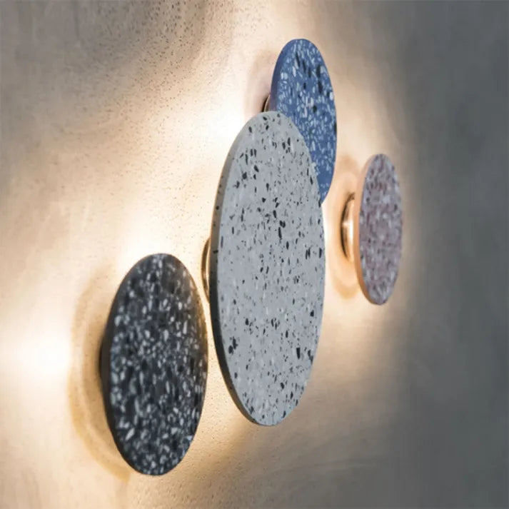 Elegancka lampa ścienna LED terrazzo do salonu. Nowoczesne oświetlenie w stylu skandynawskim, dekoracja wnętrz.
