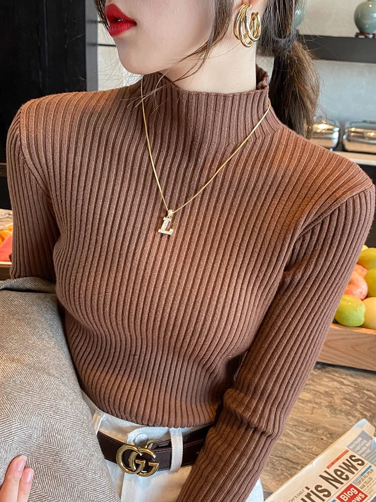 Dopasowany damski sweter z golfem i długim rękawem. Elegancki slim fit, idealny do biura i casualowych stylizacji.