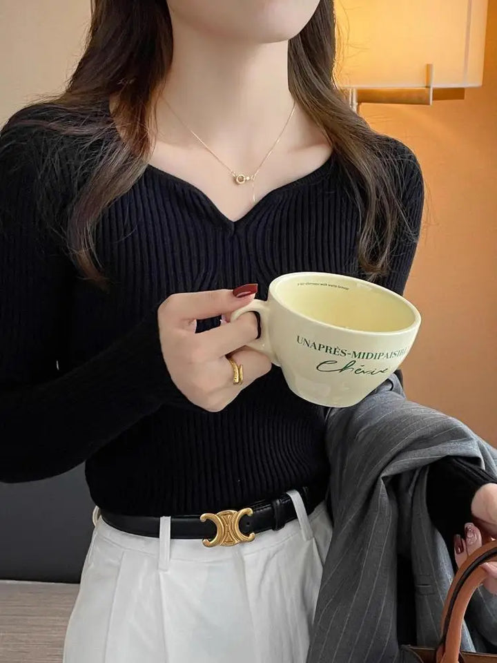 Stylowy sweter damski z dekoltem w serek, uniwersalny rozmiar. Modny, dopasowany krój.