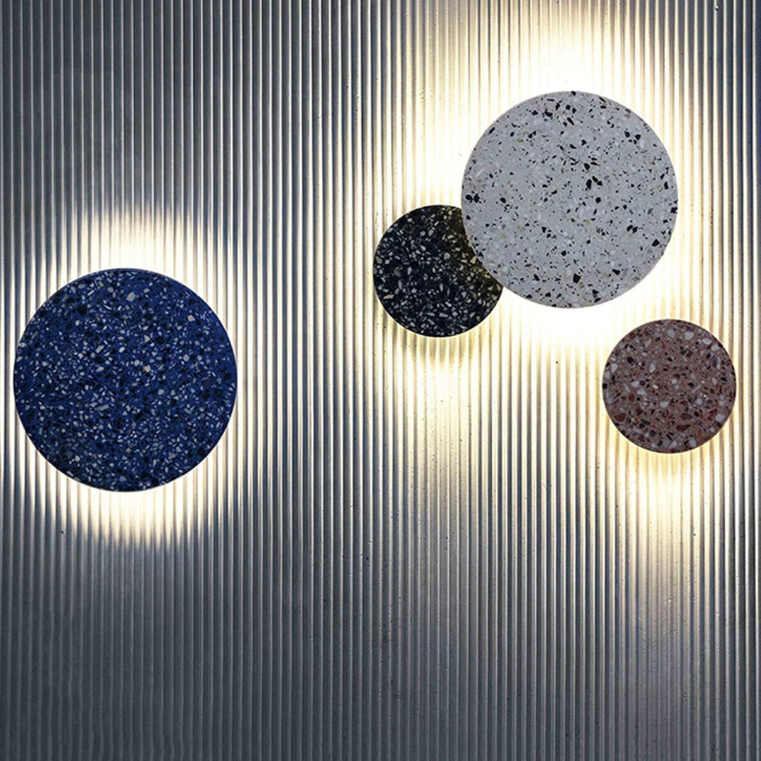 Nowoczesna lampa ścienna LED terrazzo w stylu skandynawskim, idealna do salonu i sypialni.