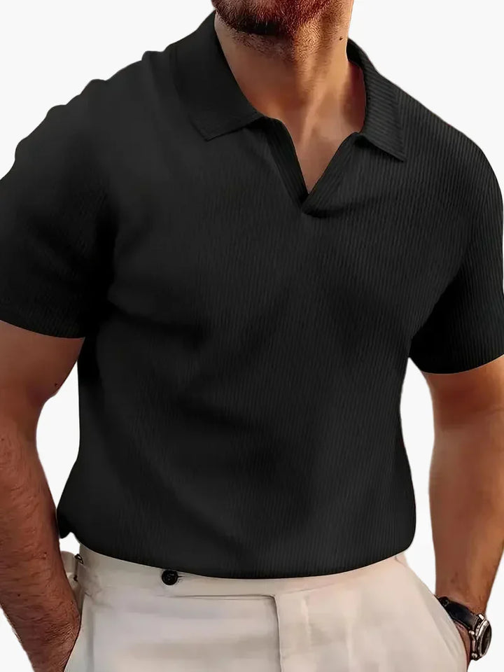 Elegancka męska koszulka polo z dekoltem V, idealna do casualowych stylizacji. Klasyczny krótki rękaw.