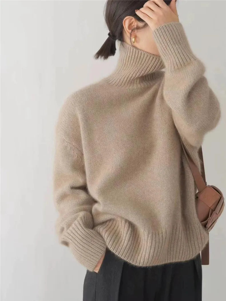 Damski sweter Lucia: elegancki, ciepły, komfortowy. Ponadczasowy design na jesień i zimę. Dostępny w beżu, khaki i szarości.