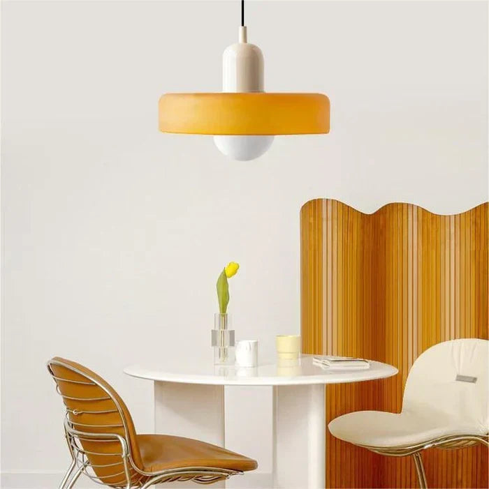 Nowoczesna lampa sufitowa marmurowa, unikalny element wystroju salonu.