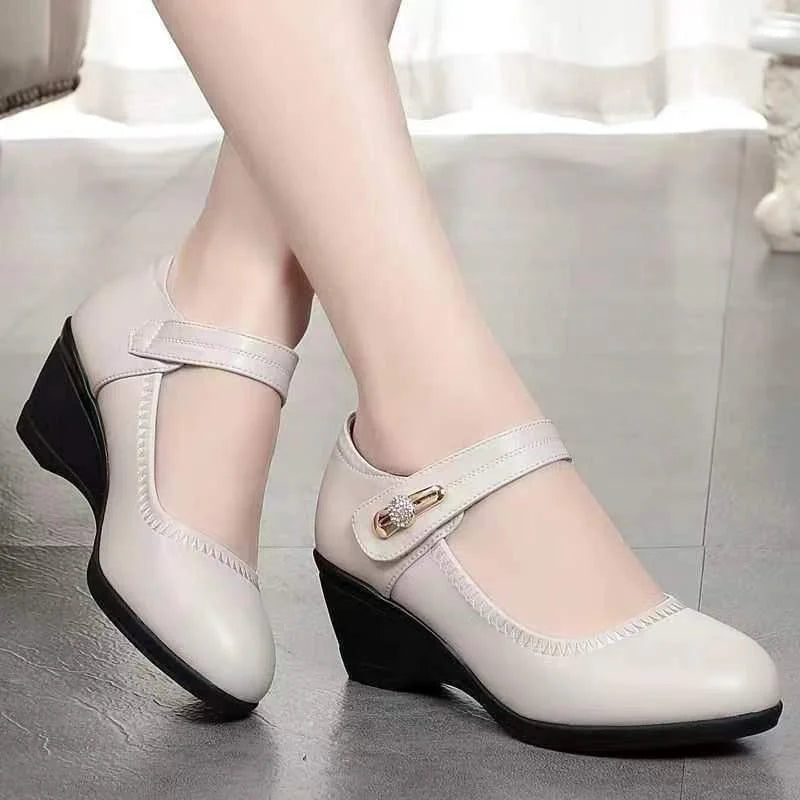 Stylowe czerwone buty Mary Jane na koturnie, damskie obuwie, idealne dla eleganckich stylizacji.