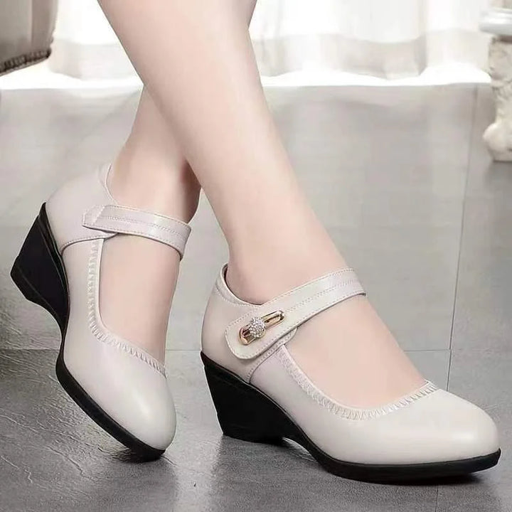 Stylowe czerwone buty Mary Jane na koturnie, damskie obuwie, idealne dla eleganckich stylizacji.