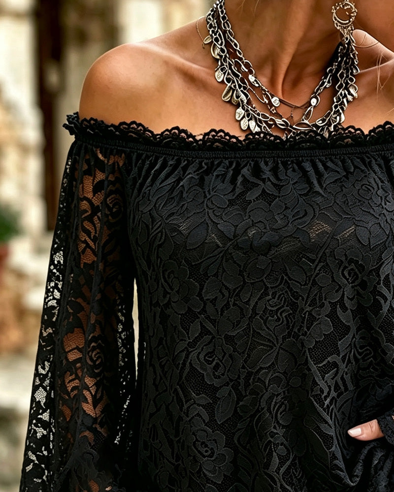 Casualowy damski top off shoulder z koronkowymi wstawkami i stylowym patchworkowym designem. Moda damska.