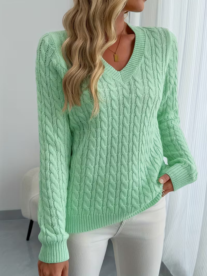 Casualowy sweter damski z dekoltem V, warkoczowy splot. Uniwersalny na co dzień, moda jesień/zima.