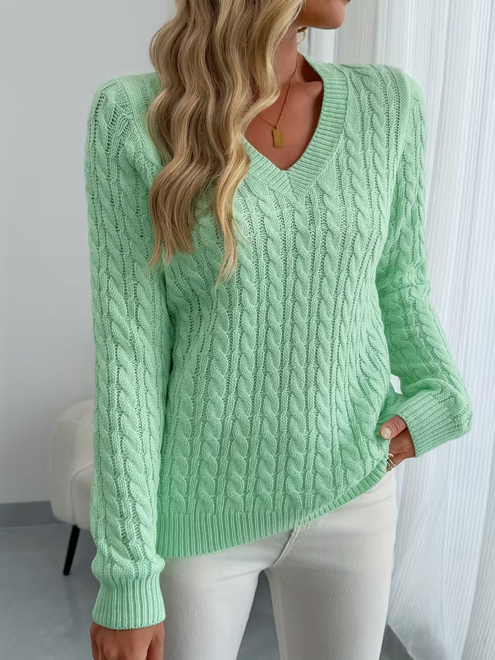 Casualowy sweter damski z dekoltem V, warkoczowy splot. Uniwersalny na co dzień, moda jesień/zima.