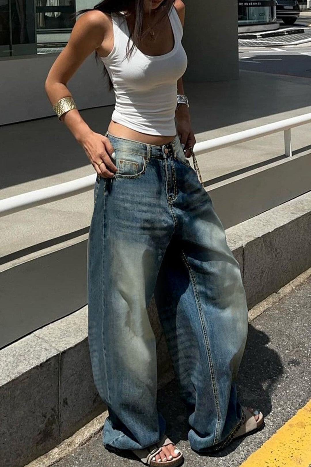 Niebieskie jeansy damskie z szeroką nogawką vintage, idealne do casualowych stylizacji na co dzień.