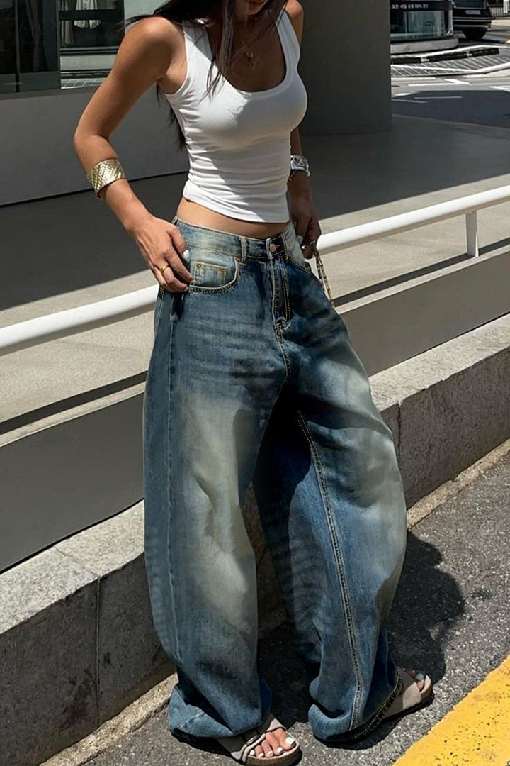 Niebieskie jeansy damskie z szeroką nogawką vintage, idealne do casualowych stylizacji na co dzień.