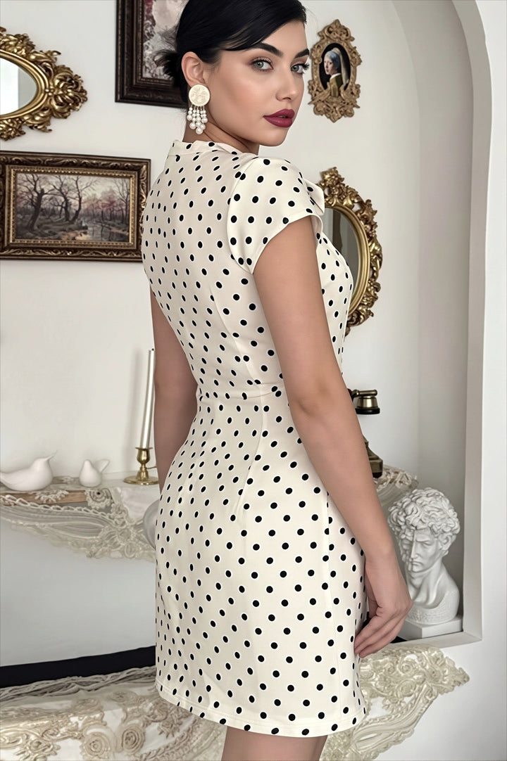 Sukienka mini bodycon w groszki. Idealna na randkę, imprezę, wieczór. Modna, dopasowana, z ramiączkami.
