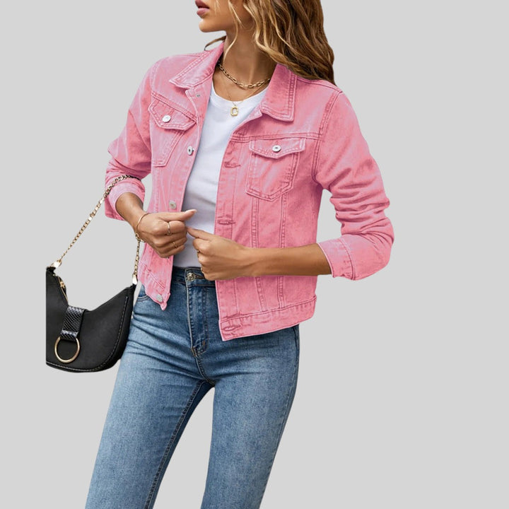 Modna kurtka jeansowa damska w stylu casual, idealna do jesiennych stylizacji ulicznych.