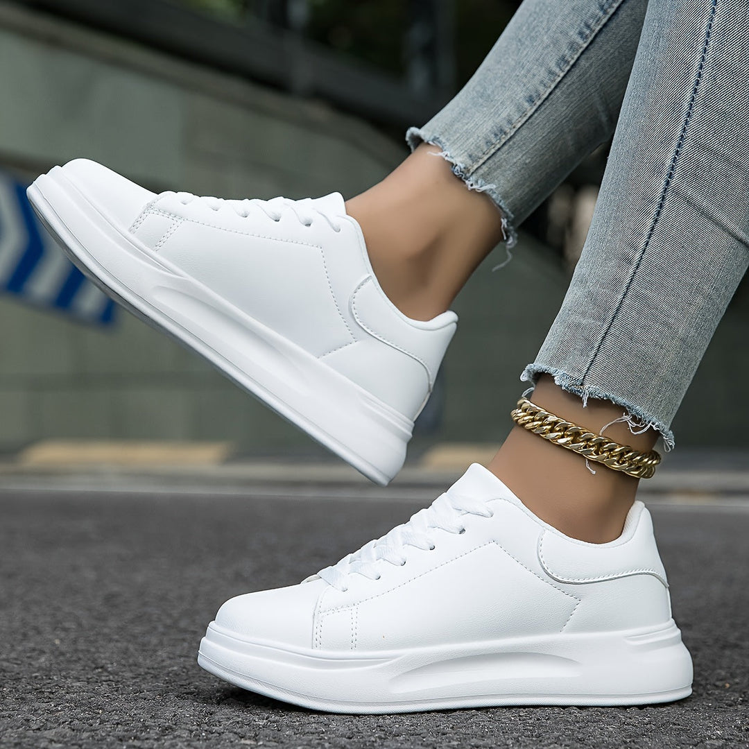 Damskie białe sneakersy z solidną podeszwą, zapewniające komfort i przyczepność na co dzień.