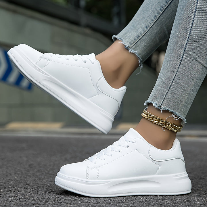 Damskie białe sneakersy z solidną podeszwą, zapewniające komfort i przyczepność na co dzień.