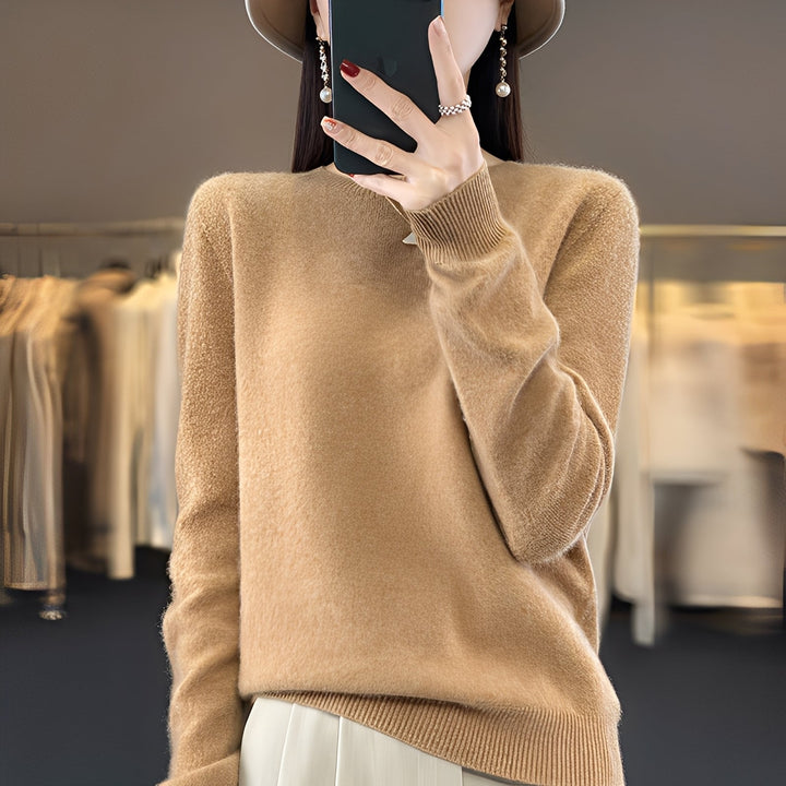Miękki, casualowy sweter damski z okrągłym dekoltem. Wygodny model na każdą porę roku.
