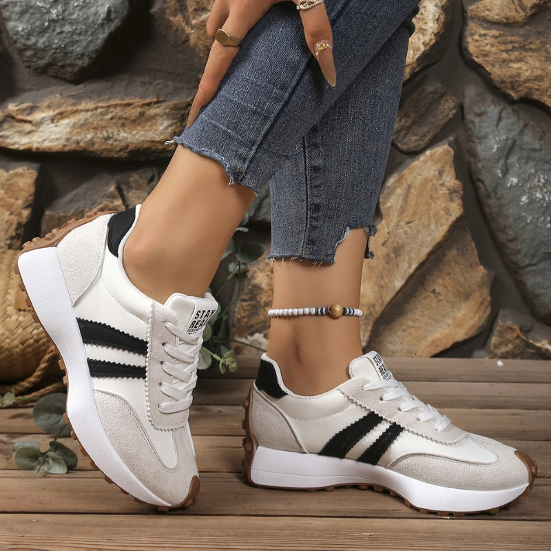 Damskie retro sneakersy na platformie na nodze. Prezentują stylowy wygląd i komfortowe dopasowanie buta.