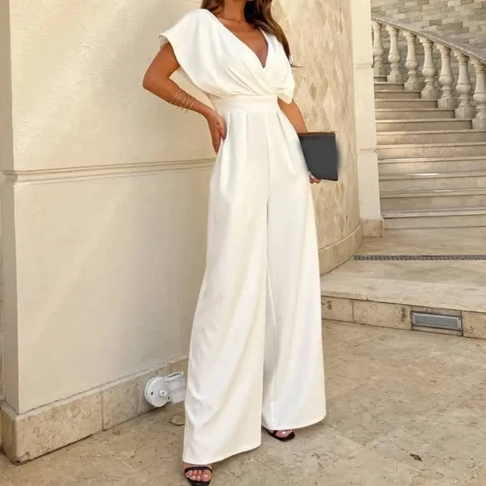 Modelka w eleganckim damskim kombinezonie z szerokimi nogawkami, kolor czarny.