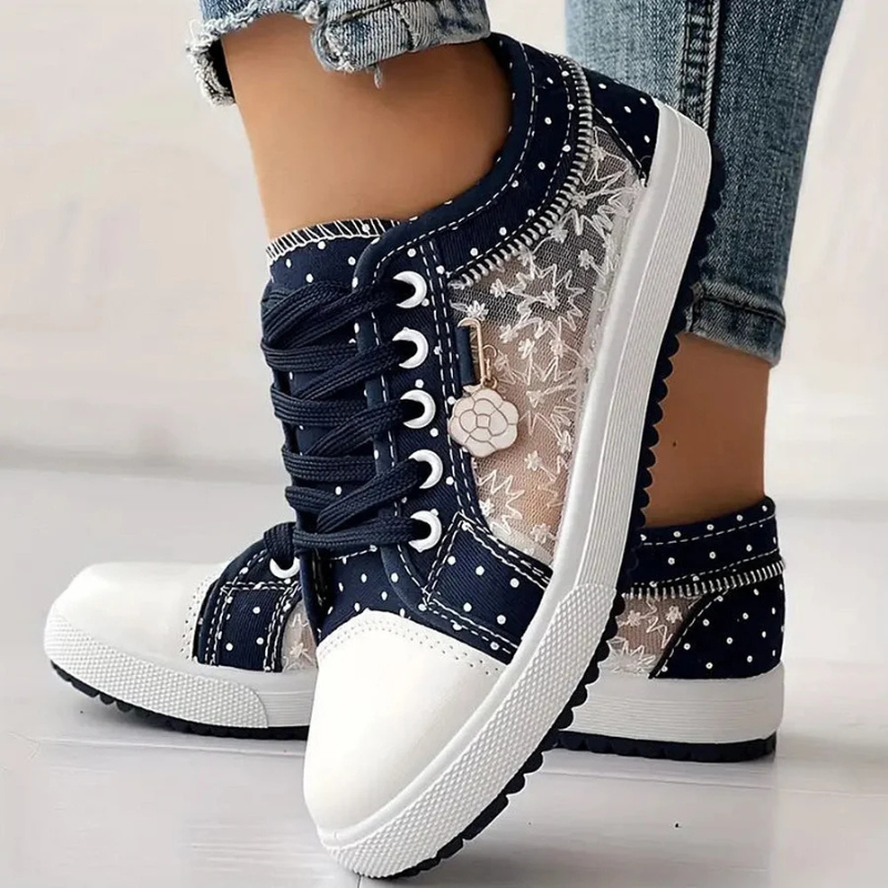 Wygodne, niebieskie damskie sneakersy z unikalnym kwiatowym haftem i metalową zawieszką.