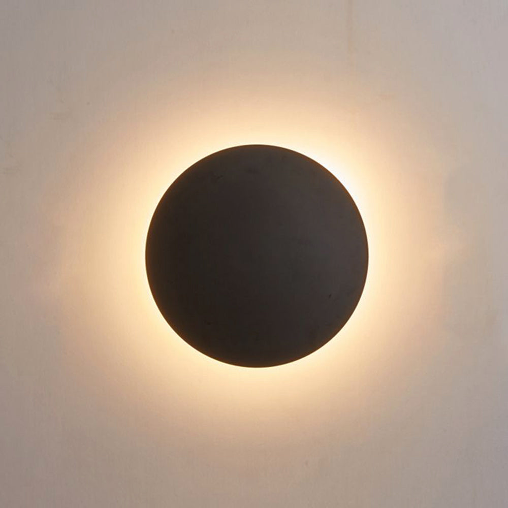 Złota, metalowa lampa ścienna LED. Okrągłe, nowoczesne oświetlenie do sypialni i salonu.