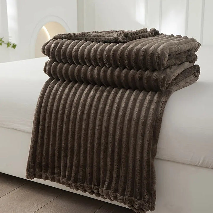 Koc flanelowy szeroko prążkowany, design i komfort dla Twojego domu, idealny do relaksu.