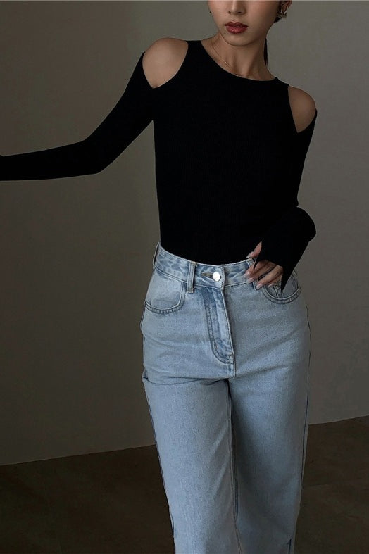 Stylowy damski top slim fit z dzianiny, długi rękaw, mankiety z eleganckim rozcięciem.