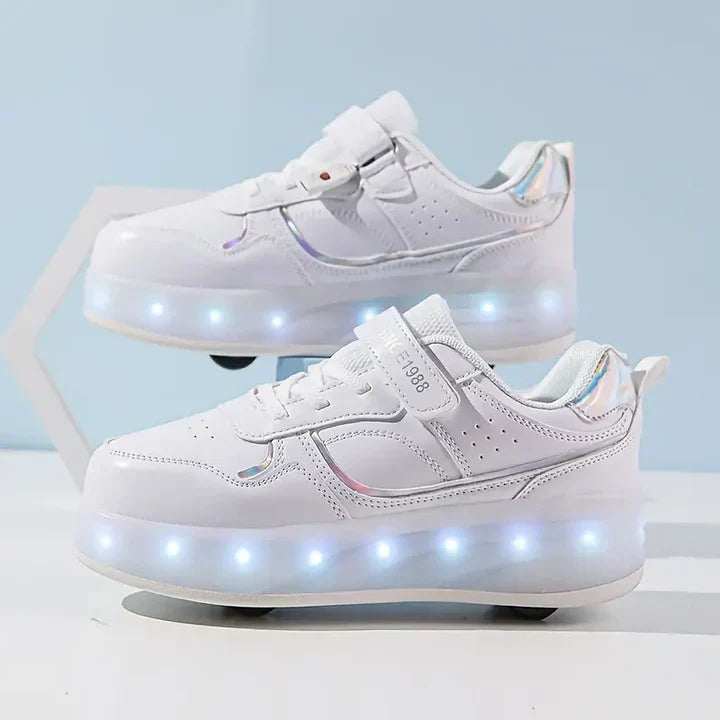 Kolorowe dziecięce buty na rolkach z wbudowanym podświetleniem LED i chowanymi kółkami, super do zabawy.