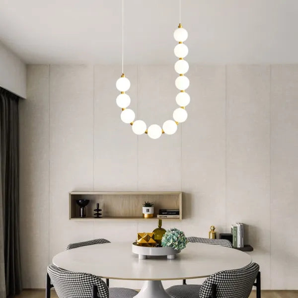 Nowoczesny żyrandol kryształowy z klasycznymi elementami, elegancka lampa sufitowa, idealna do salonu.