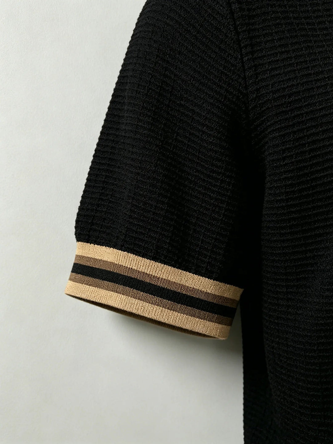 Męska czarna koszulka polo slim fit, oddychająca i lekka, modna propozycja z krótkim rękawem.