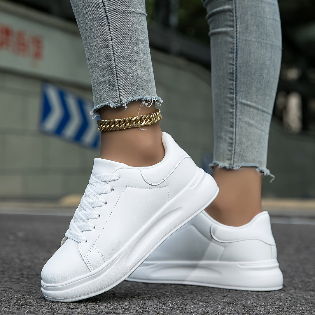 Białe damskie sneakersy, idealne do codziennych, casualowych stylizacji, wygodne obuwie miejskie.