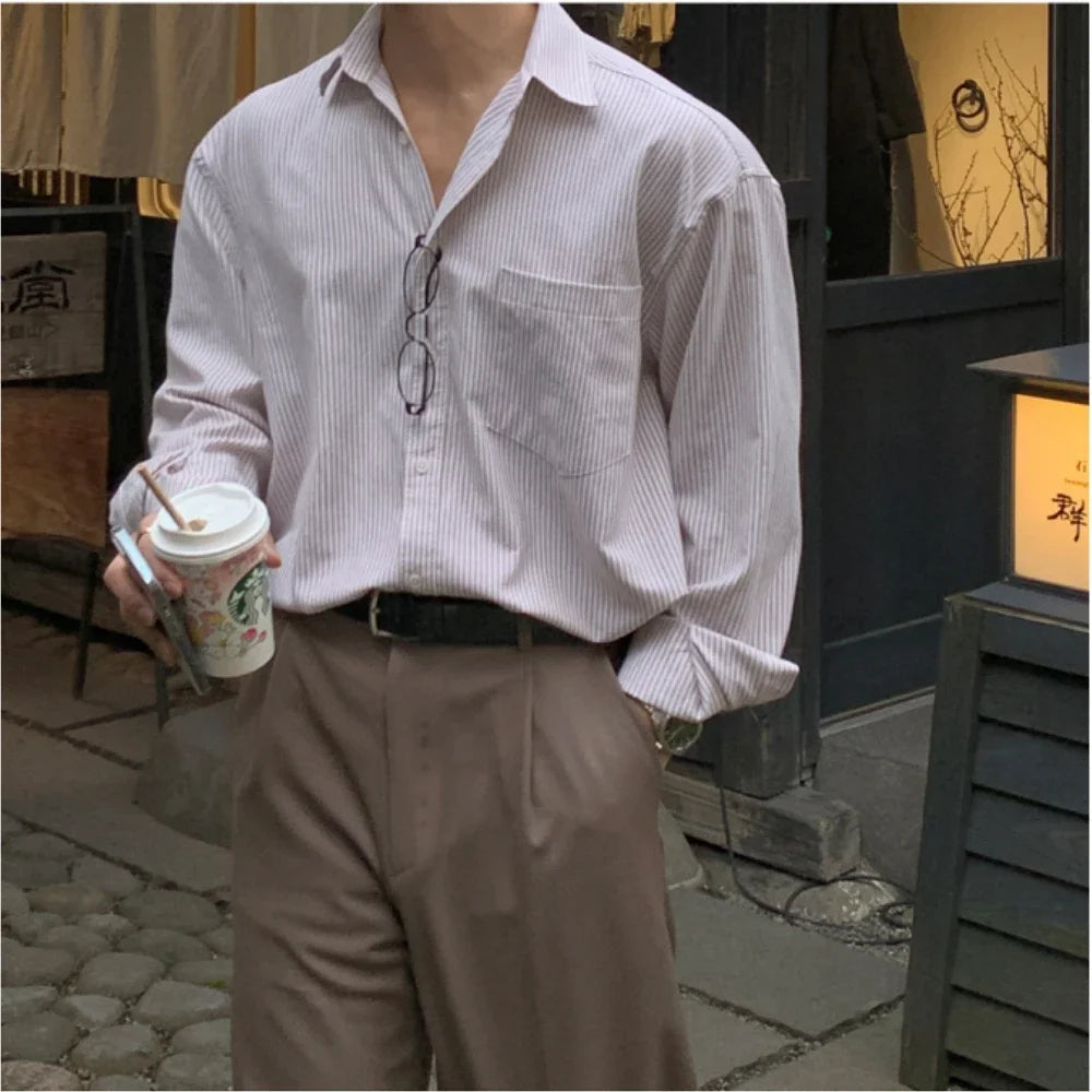 Męska koszula kurtka oversize w paski, kolor khaki. Modny, luźny krój idealny na wiosnę i jesień.