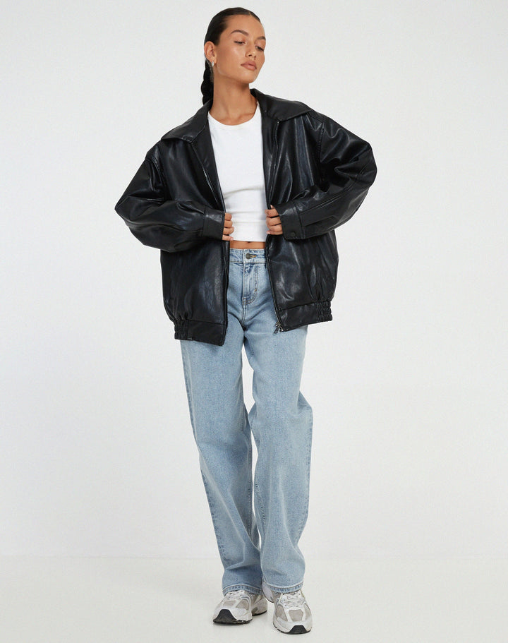 Jesienna/zimowa damska kurtka oversize. Stylowe okrycie wierzchnie, modna moda damska, wygodny casual.