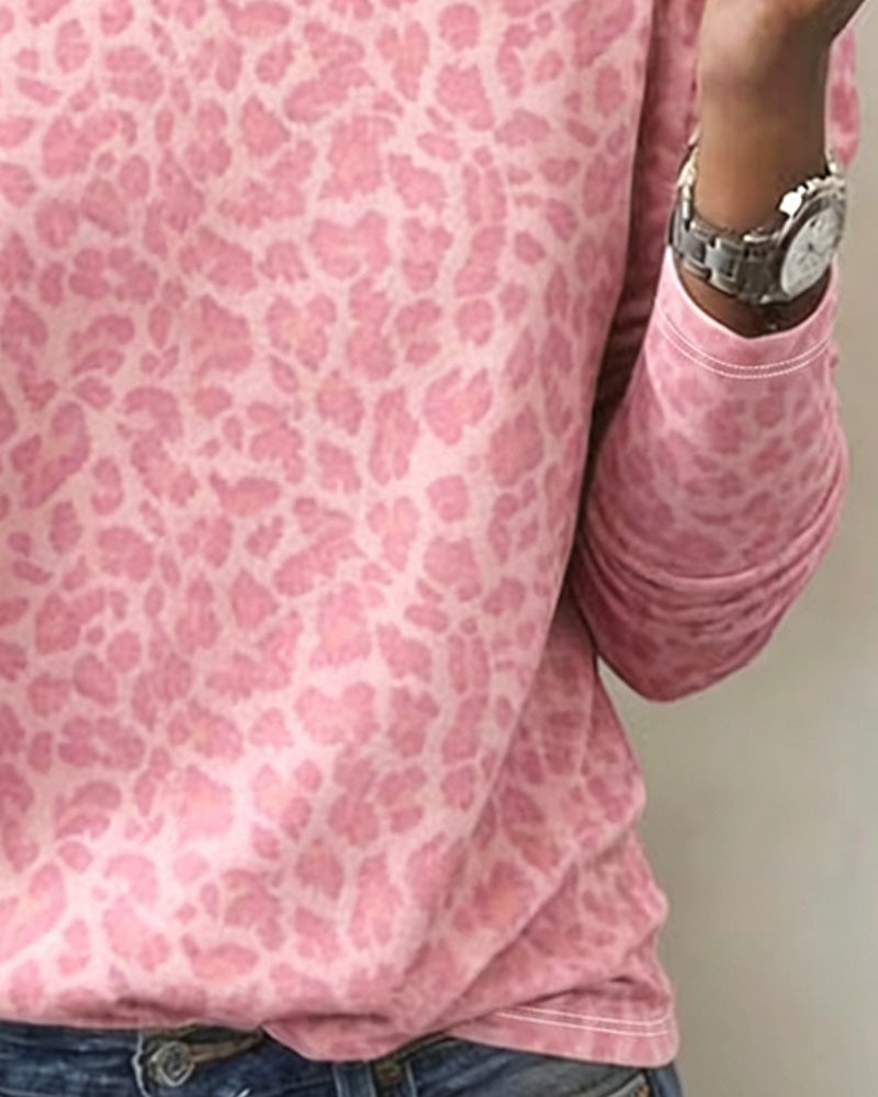 Stylowy t-shirt damski w panterkę z długim rękawem, różowy. Modny wzór zwierzęcy na casualowy look, jesień.