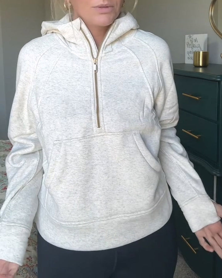 Komfortowa bluza unisex z kapturem i zamkiem, bawełniana, w złamanej bieli. Doskonała na wiosnę i jesień.