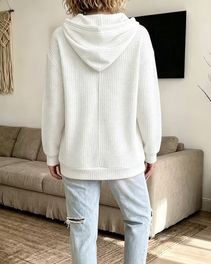 Casualowa bluza damska z prążkowanej bawełny. Posiada praktyczny kaptur i modny dekolt w serek.