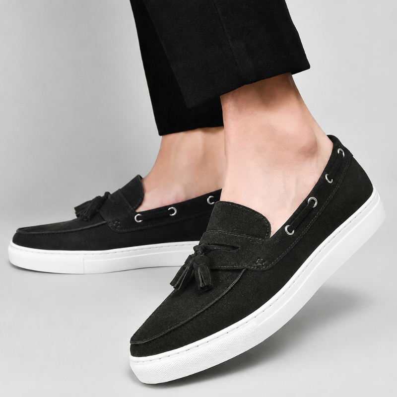 Stylowe zamszowe mokasyny damskie z ozdobnymi frędzlami. Eleganckie buty wsuwane w modnym designie.