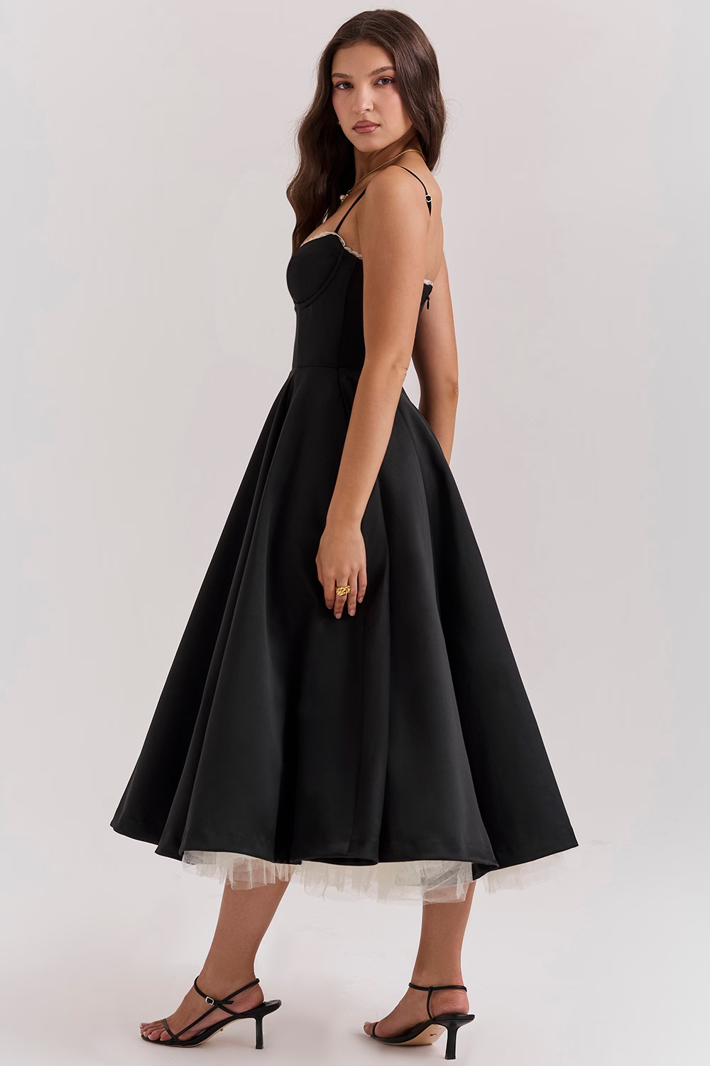 Elegancka sukienka midi z dekoltem sweetheart i kwiatowym wzorem, idealna na ślubne przyjęcie.