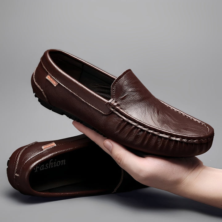 Brązowe męskie buty wizytowe, klasyczne obuwie eleganckie do garnituru lub stylizacji casualowych.