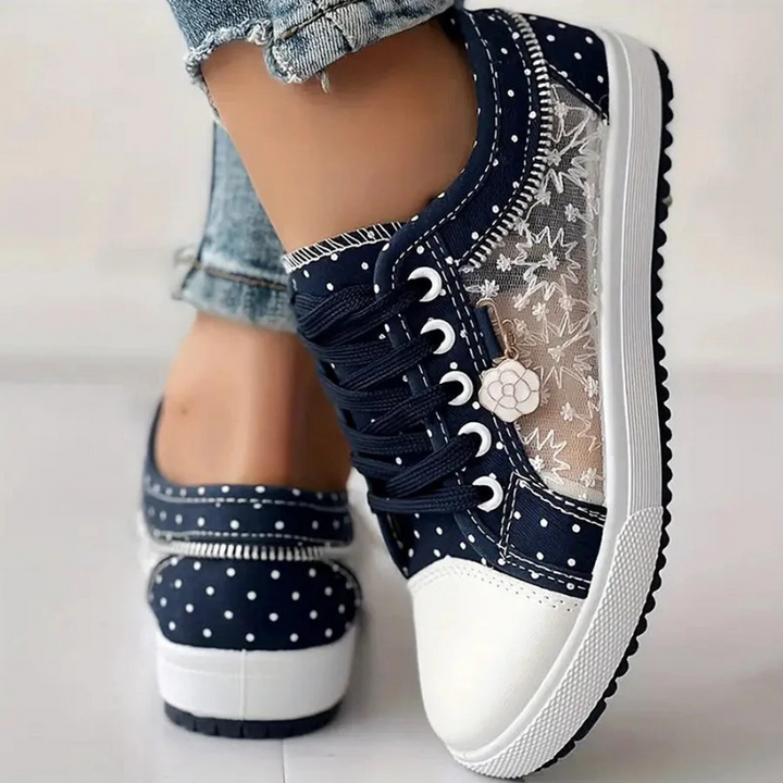 Lekkie, niebieskie sneakersy damskie z modnym haftem kwiatowym do casualowych stylizacji.