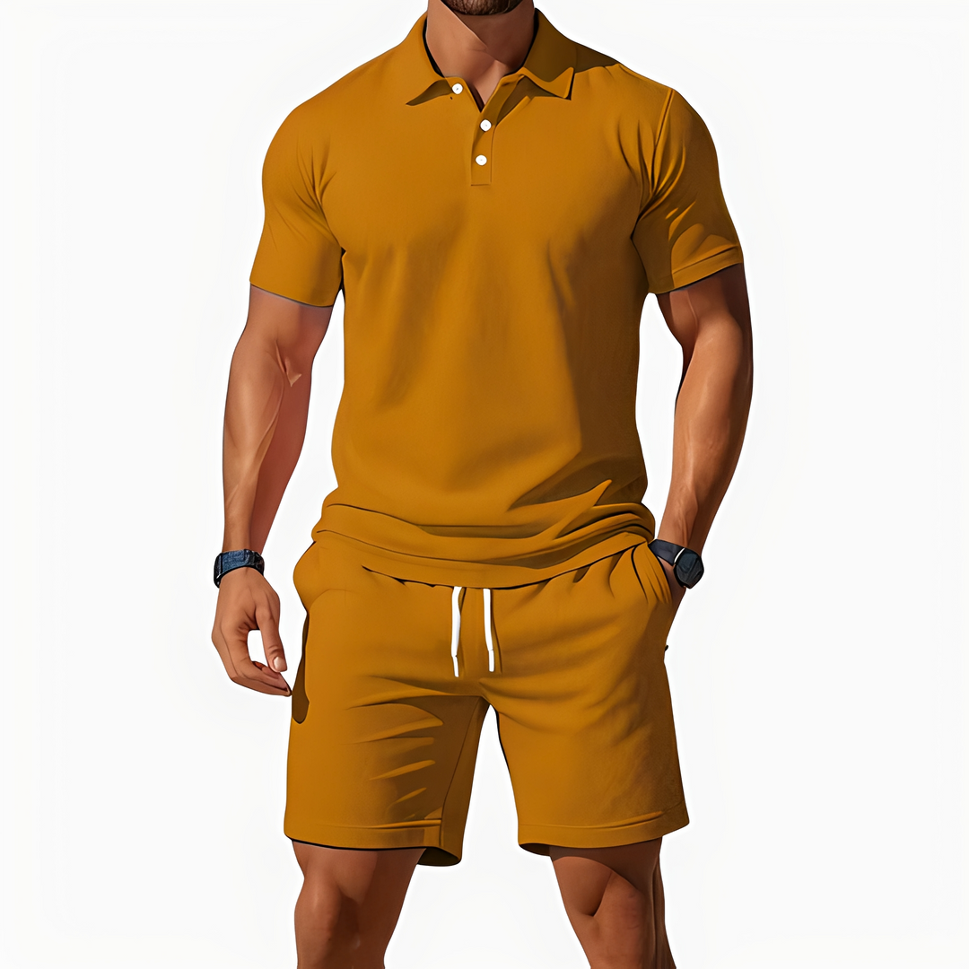 Modny męski zestaw sportowy: klasyczna koszulka polo i szorty. Idealny na lato, miejski lub wakacyjny look.