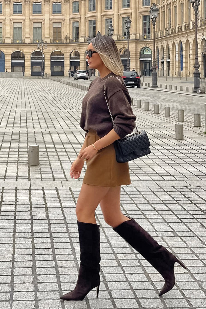 Damska mini spódnica khaki A-line. Rozkloszowana, z wysokim stanem, idealna do casualowych stylizacji na lato.