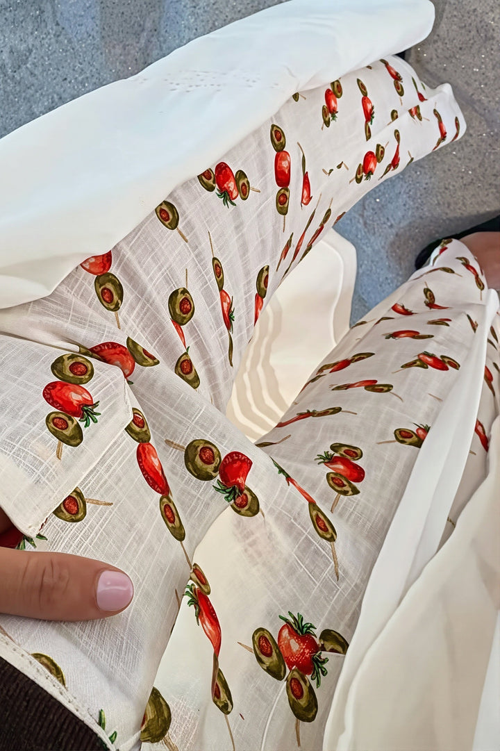 Damskie spodnie z wysokim stanem i wzorem w homary. Prosta nogawka, luźny krój, idealne na lato.