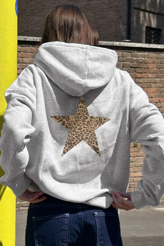 Modna damska bluza szara z kapturem, ozdobiona błyszczącą gwiazdą z cyrkonii. Styl casual i streetwear.