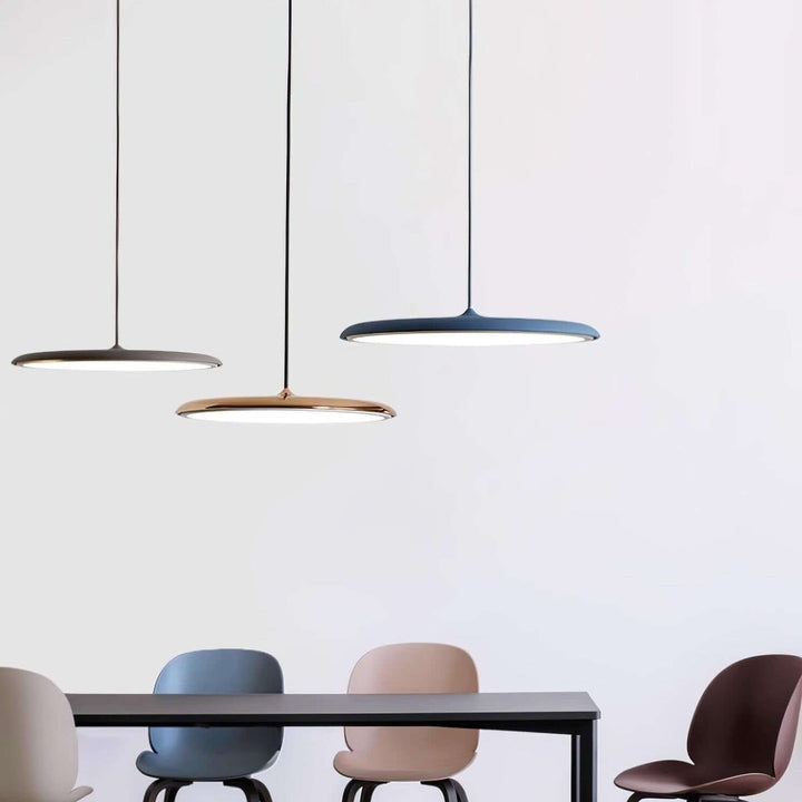 Nowoczesna lampa LED do sypialni. Minimalistyczne oświetlenie wiszące, tworzy nastrojową atmosferę.