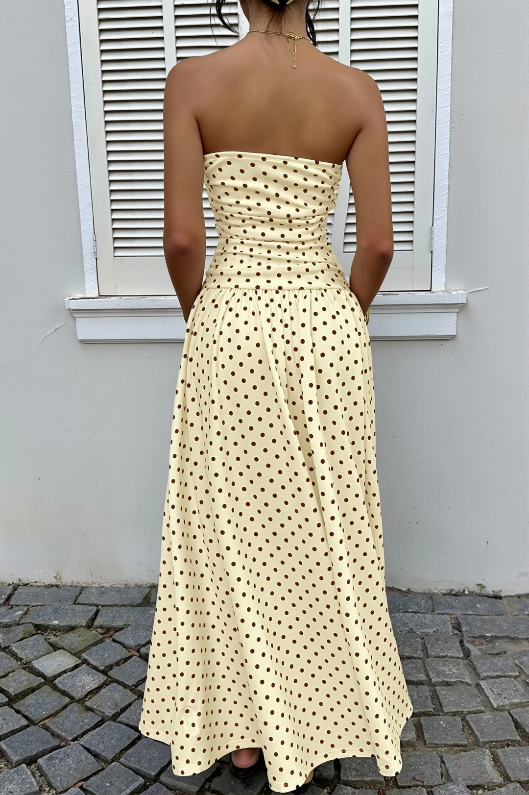 Stylowa sukienka maxi damska w kropki, fason bandeau bez ramiączek, idealna na upalne dni.