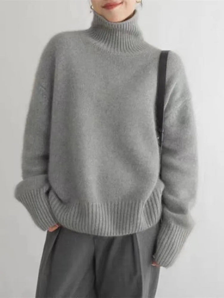 Damski sweter Lucia, uniwersalny i ciepły, pasujący do eleganckich i casualowych stylizacji. Idealny na jesień/zimę.