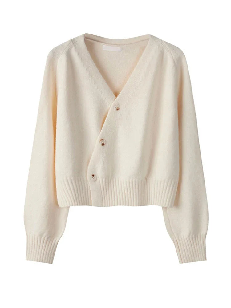 Modelka w stylowym, luźnym kardiganie damskim V-neck. Uniwersalny sweter na co dzień, komfortowy na wiosnę.